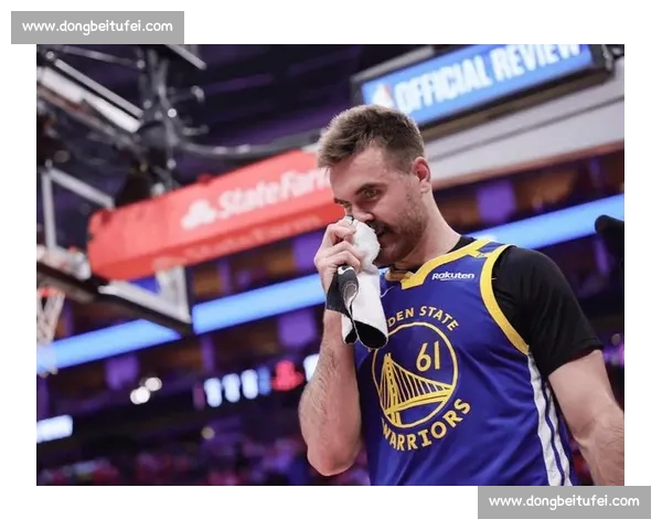 勇士对阵骑士第四场比赛回放解析关键瞬间全景呈现战术博弈与球星表现深度复盘